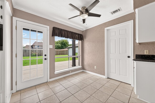 Building Photo - 4003 W Valley Dr