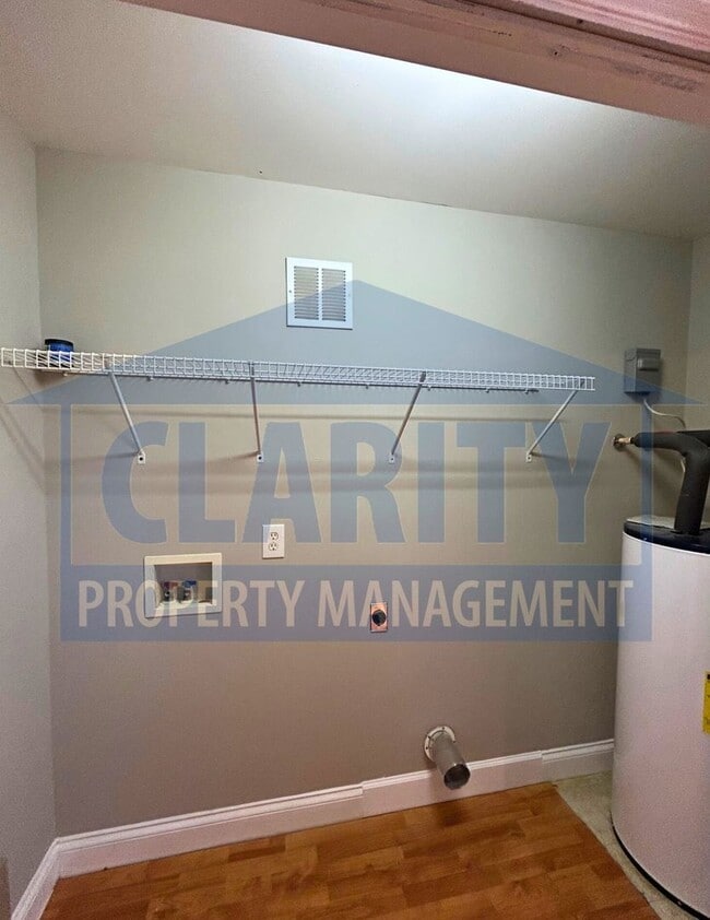 Building Photo - 3 bedroom home w/ fenced in backyard!