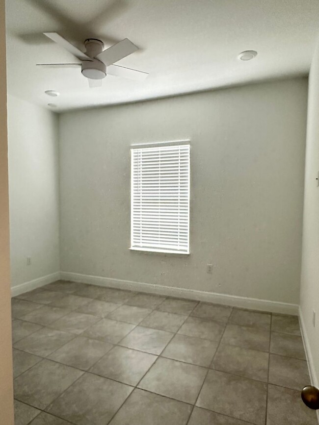 Building Photo - For Rent: Spacious 4-Bedroom Home with Mod...