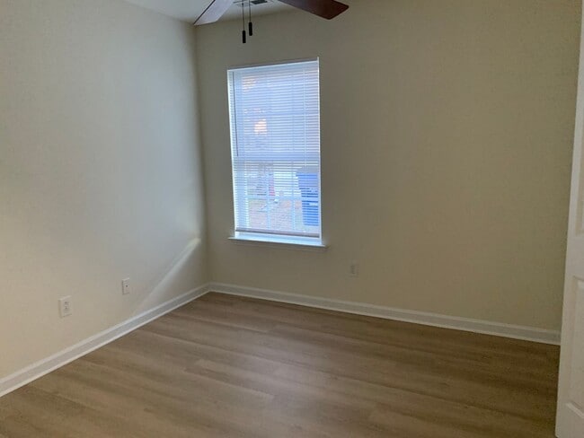 Building Photo - All new laminate flooring~3 bedroom 2 bath...