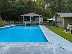 Building Photo - Amazing 3/2 Single Family Home with a Pool!