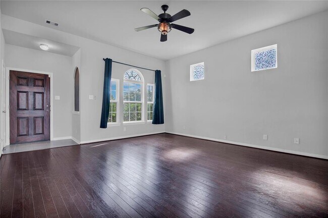 Building Photo - 2109 Ruby Dr