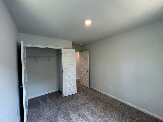 Building Photo - Luxury End-Unit Townhome with 2-Car Garage, Deck & Bonus Room – Available June 5!