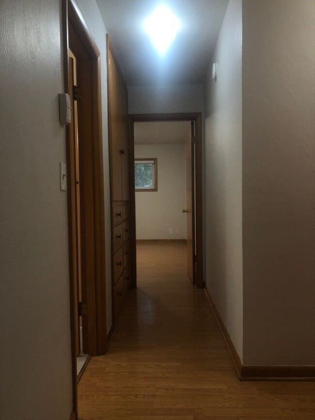 Building Photo - Stylish & Spacious 4-Bedroom Home in SE Sa...