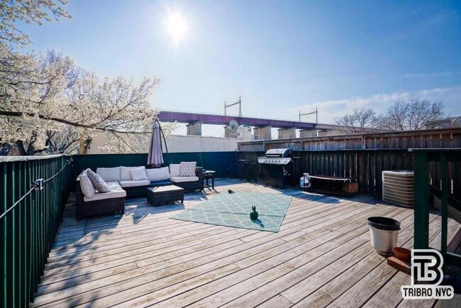 Building Photo - 3 bedroom in ASTORIA NY 11105