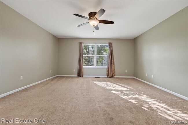 Building Photo - 699 Bay Pointe Dr