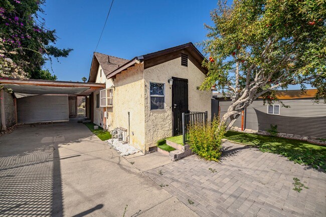 Building Photo - Charming Single-Family Home – Sunroom, Garage & Huge Private Yard
