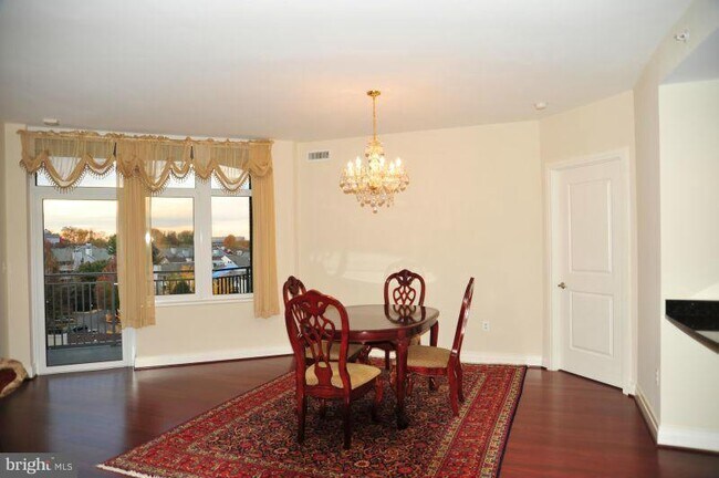 Building Photo - 8220 Crestwood Heights Dr