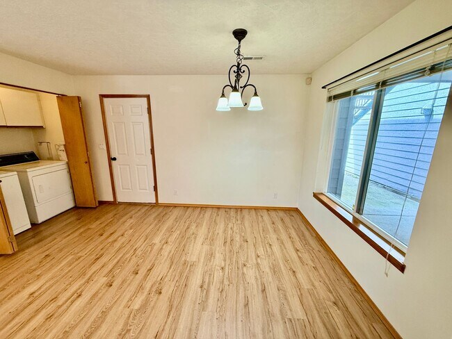 Building Photo - Large 980sq. 1 bedroom apartment with attached garage plus 1 parking space