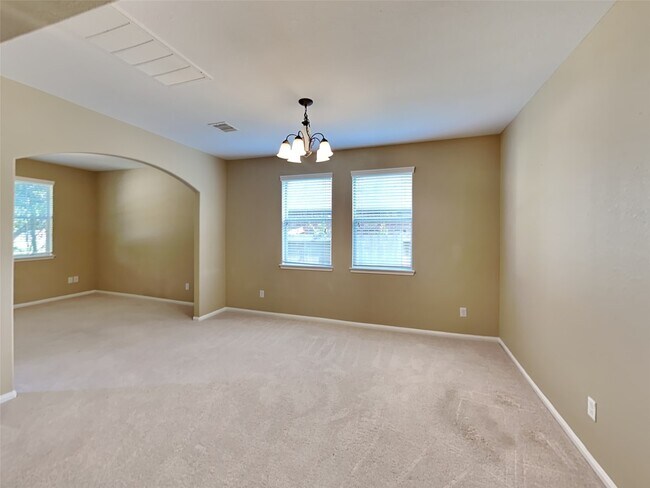 Building Photo - 633 Rocky Hollow Ln