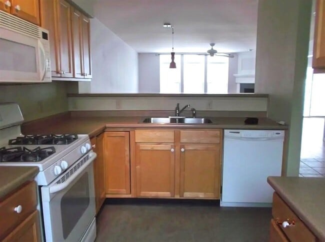 Building Photo - Spacious  South Burlington Townhouse for R...