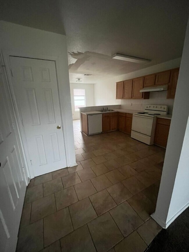 Building Photo - 3303 Toledo Dr
