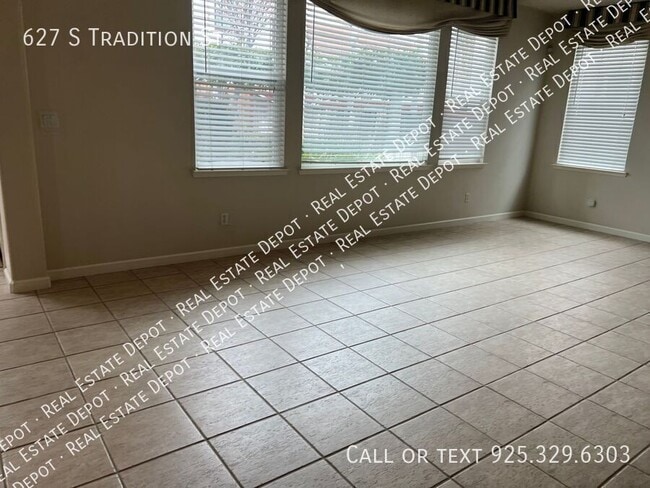 Building Photo - 627 Tradition St