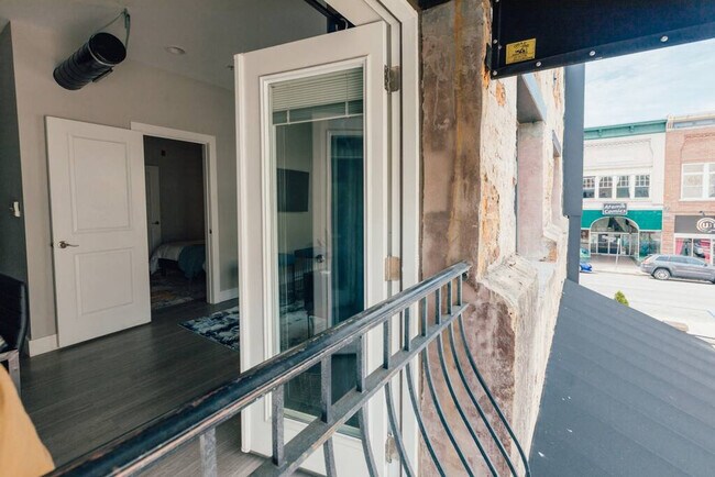 Building Photo - 202 E Main St