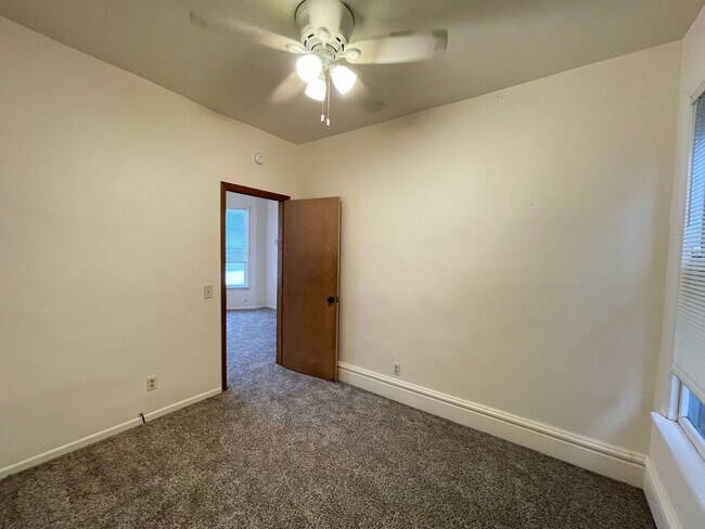 Building Photo - 410 N 52nd Ave W