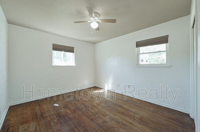Building Photo - 1805 NE 53rd St