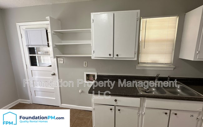 Building Photo - 1645 Kilarney Ave