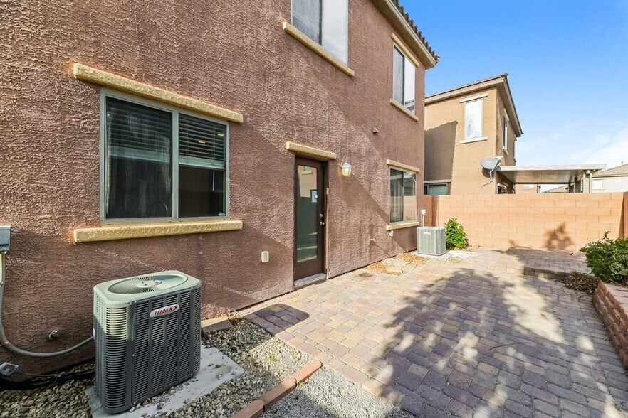 Building Photo - 681 Calamus Palm Pl