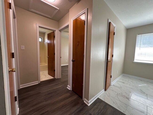 Building Photo - Woodlake - Richmond