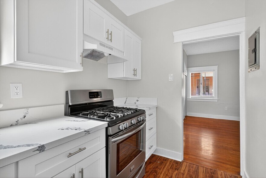 Building Photo - 915 Cherry Ave