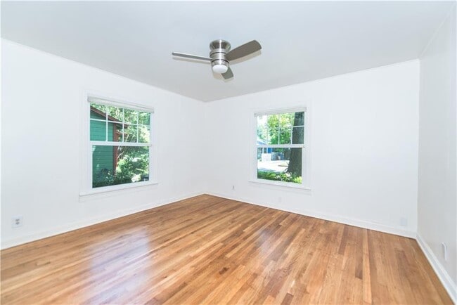 Building Photo - 906 E 53rd St