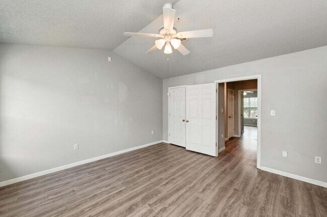 Building Photo - Charming 3-Bed, 2-Bath Townhome!