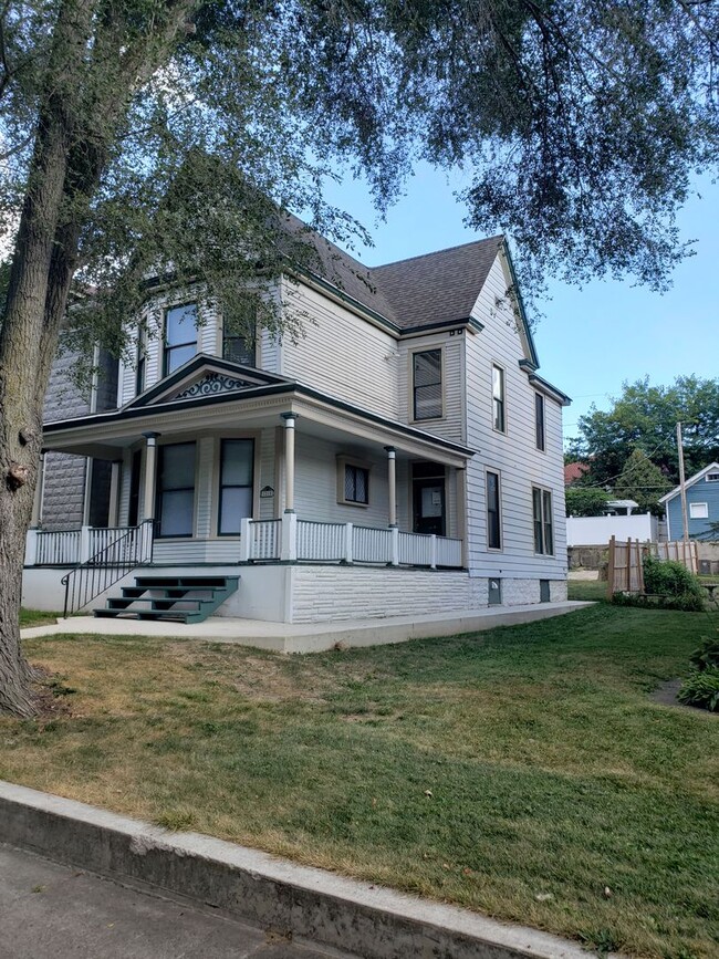Building Photo - 1215 W Berry St