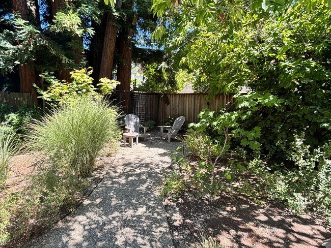 Building Photo - 1470 Fernwood Dr