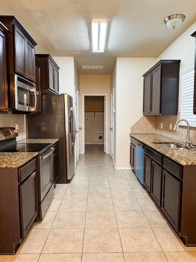 Building Photo - HUGE Single Family Home in Copperas Cove!