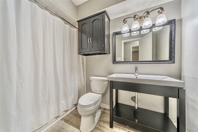 Building Photo - 408 Shoreview Dr