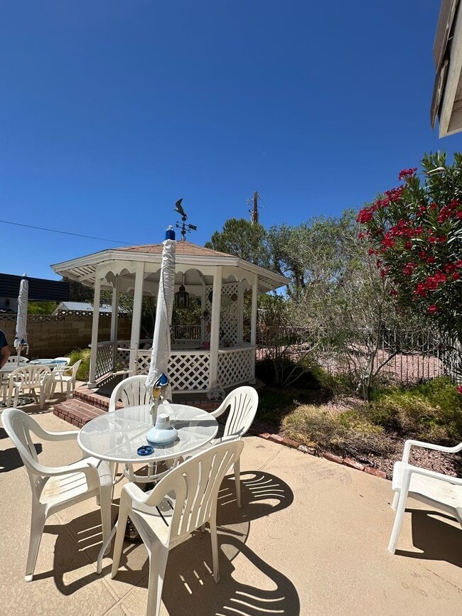 Building Photo - 1 Bedroom Casita with Pool Access!