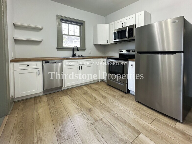 Building Photo - 2030 Redwing St