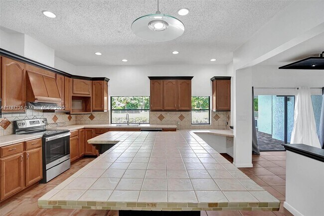 Building Photo - 16610 Royal Poinciana Ct