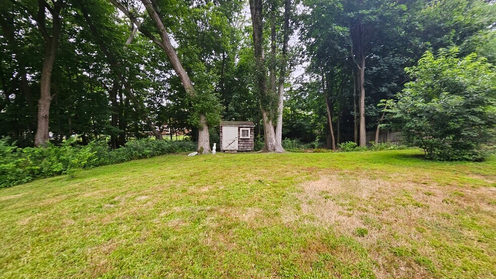 Club House - 5 Tudor Ct W