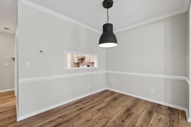 Building Photo - 729 Creekside Crescent