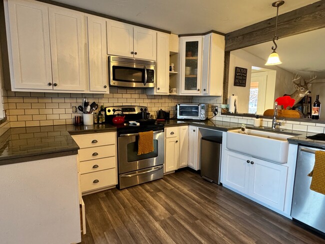 Kitchen - 92 E Rosebud Ave