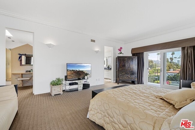 Building Photo - 910 N Crescent Dr