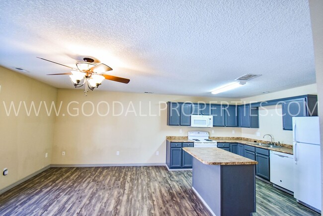 Building Photo - Updated 2 Bed, 2 Bath Townhome in Waukee!