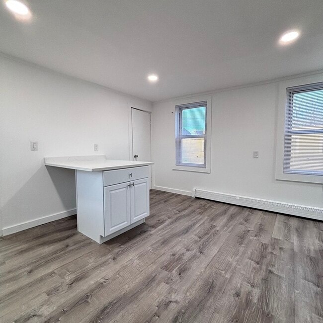 Building Photo - 12 Pine St