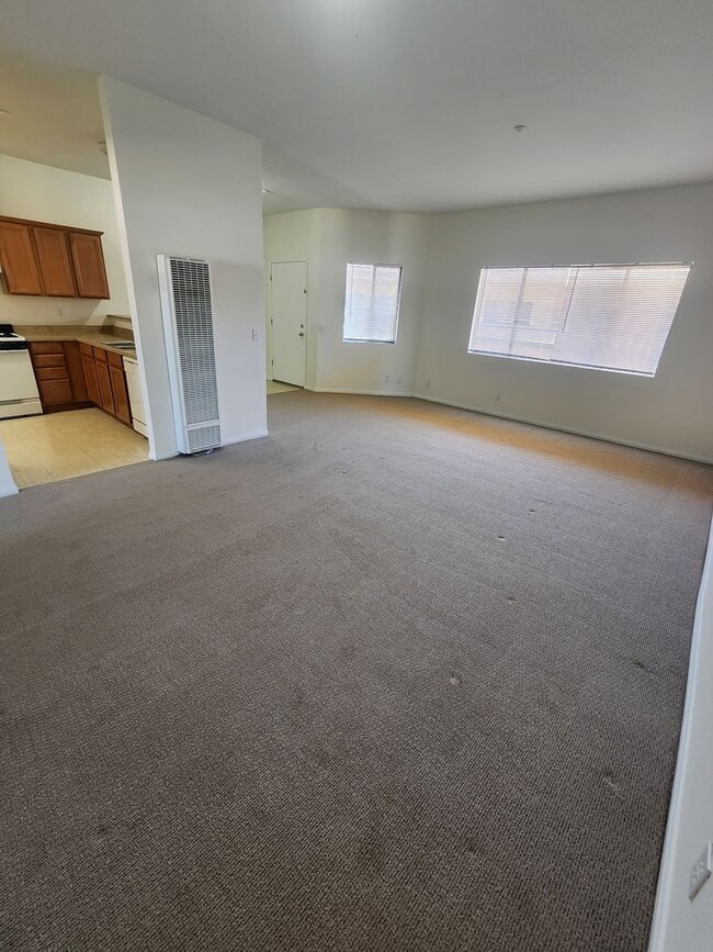 Building Photo - Comfortable One Bed, One Bath Apartment- W...
