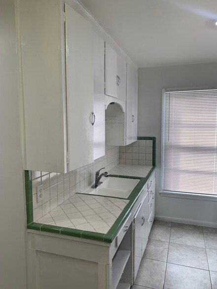 Building Photo - 2702 Wayside Ave