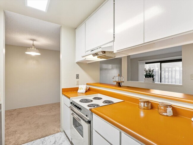 Building Photo - 2955 Lakeside Dr