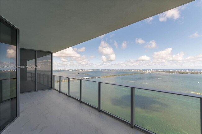 Building Photo - 700 NE 24th St