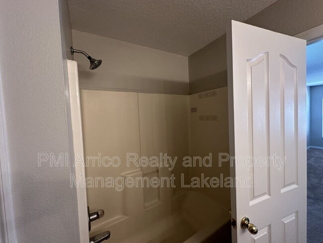 Building Photo - 6955 Lake Eaglebrooke Dr