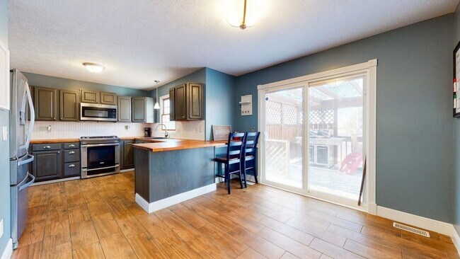 Building Photo - Stunning 4-Bedroom, 3.5-Bath Home with Over 3,800 Sq. Ft. of Ideal Living Space in East Bloomington