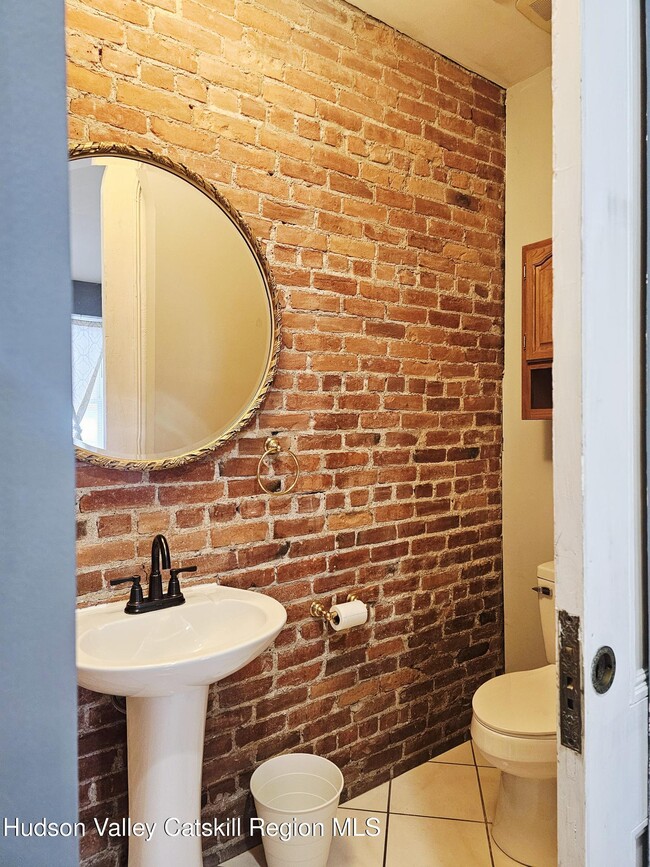 Building Photo - 305 Main St