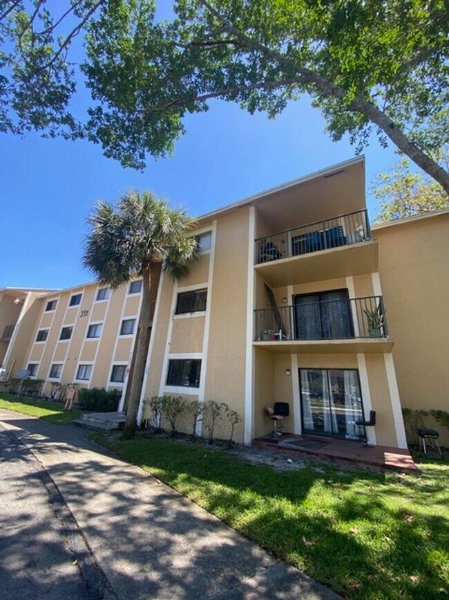 Building Photo - 351 Palm Way