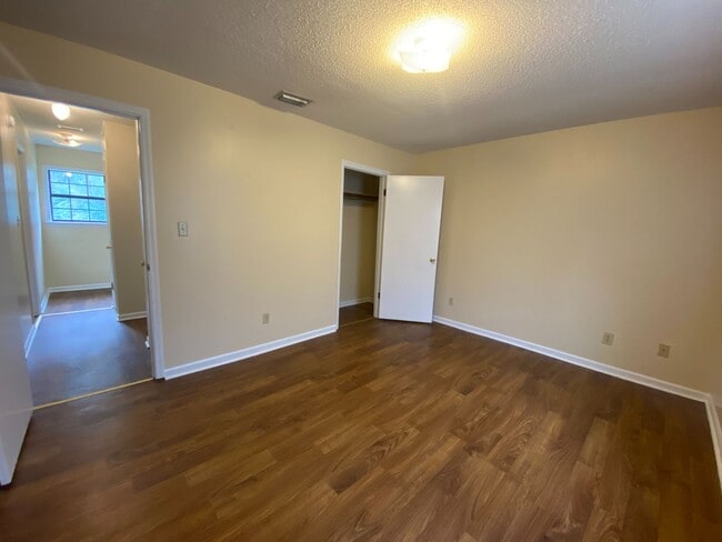 Building Photo - 6111 Vinnie Dr