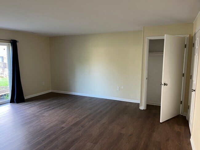 Building Photo - 2 Wimbledon Ln