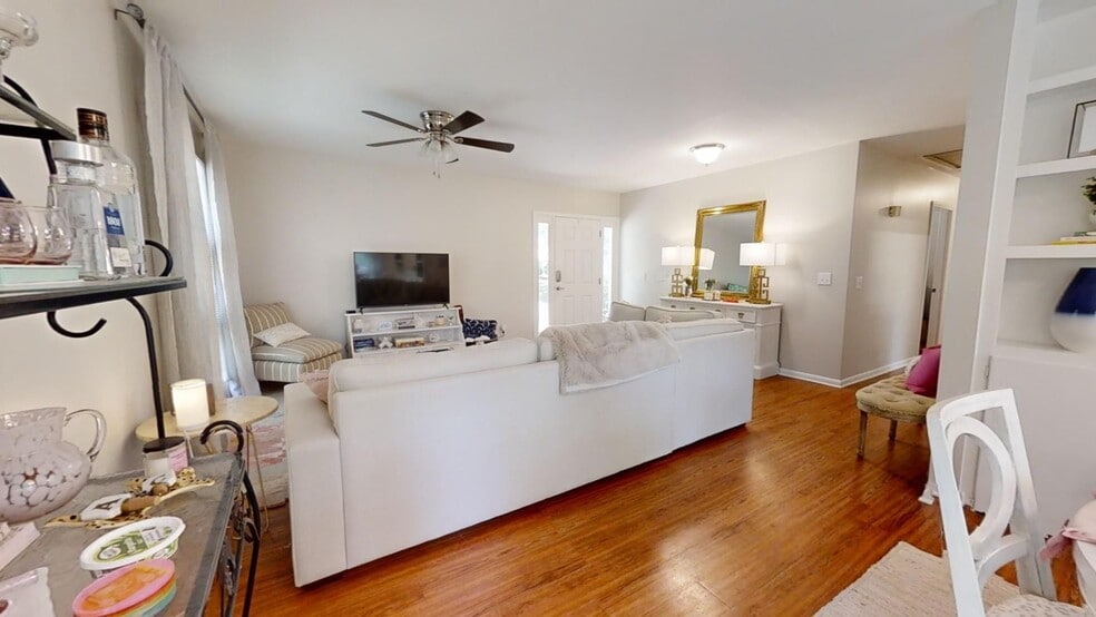 Building Photo - AVAILABLE NOW- Short distance to Downtown Auburn--One of Kind Home on Sherwood Dr in Auburn